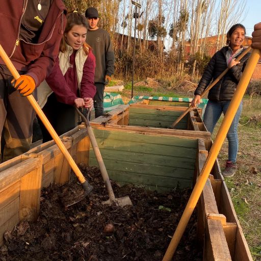 Estudiantes trabajando en la huerta de la Clínica Familia